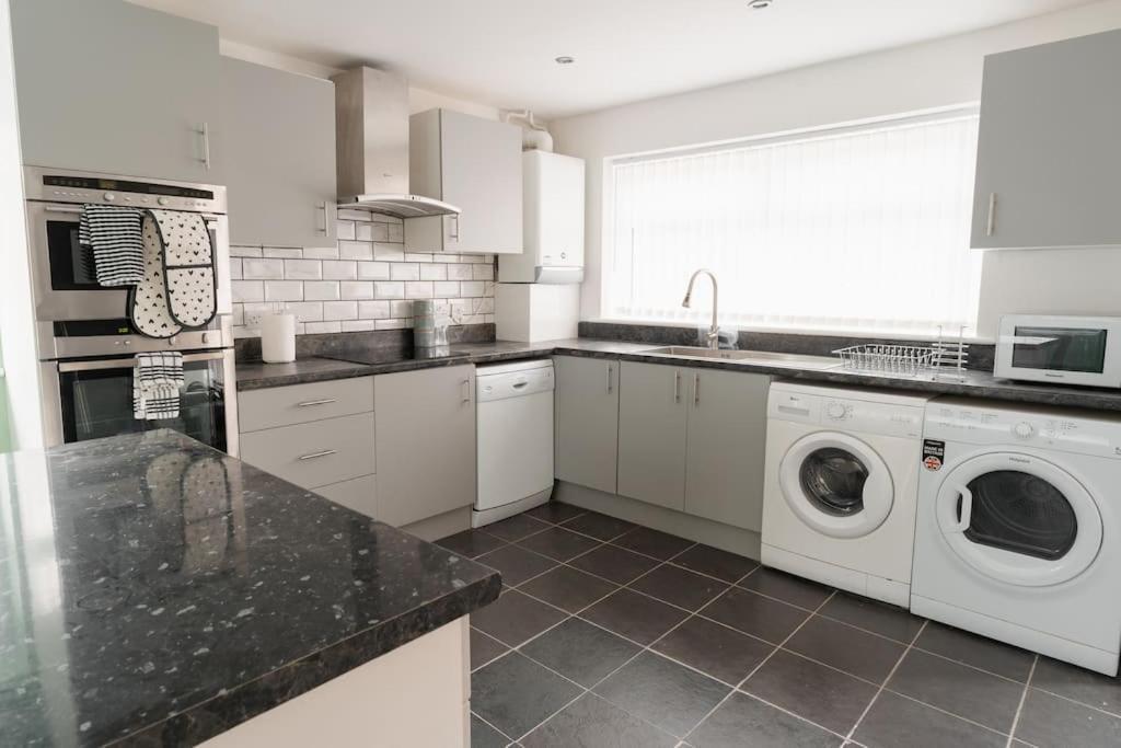 Prenton House, 3Br Close To Liverpool Бёкенхэд Экстерьер фото