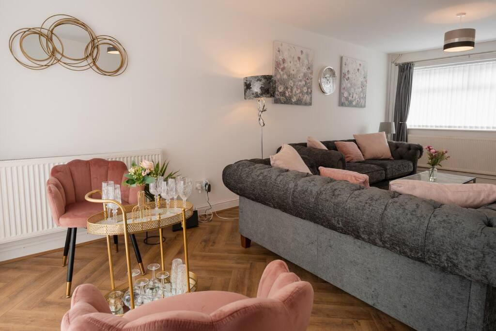 Prenton House, 3Br Close To Liverpool Бёкенхэд Экстерьер фото