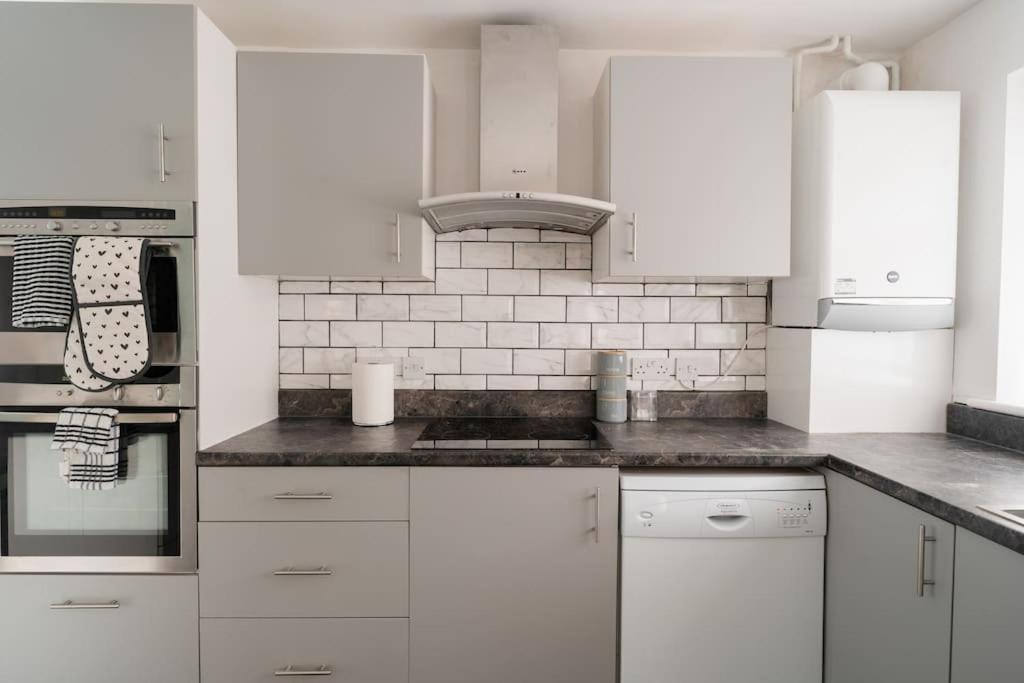 Prenton House, 3Br Close To Liverpool Бёкенхэд Экстерьер фото