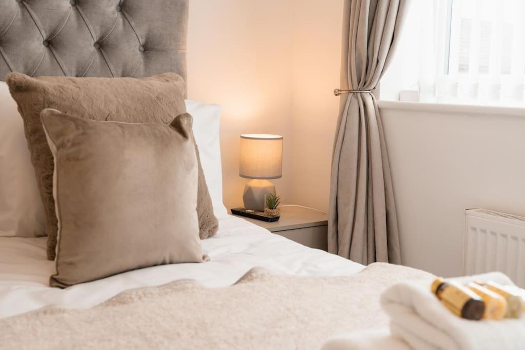 Prenton House, 3Br Close To Liverpool Бёкенхэд Экстерьер фото
